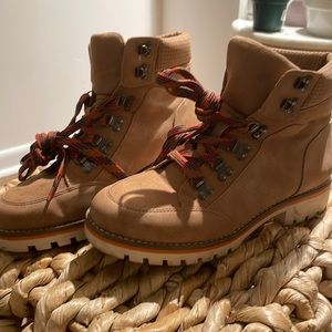 Woman’s hiking boot size 9